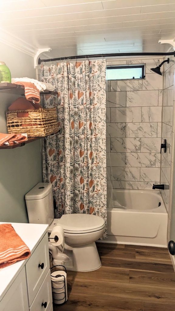 bathroom with shower curtain, bathtub, toilet and vanity